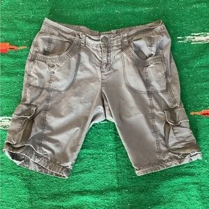 DKNY ACTIVE PETITE CARGO SHORTS-SZ 14P
Waist 17”
Inseam 11”
Rise 5”